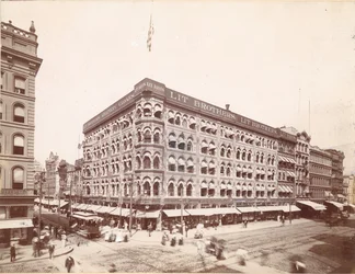 Lit Brothers, Calle Market en la 8va, esquina noreste, 1898